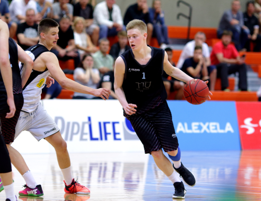 Basketball practice in Tallinn for advanced students